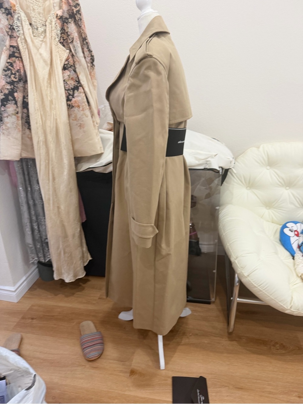 Alexander Wang Beige Trench Coat with Black Contrast Panels - Picture 2 of 11